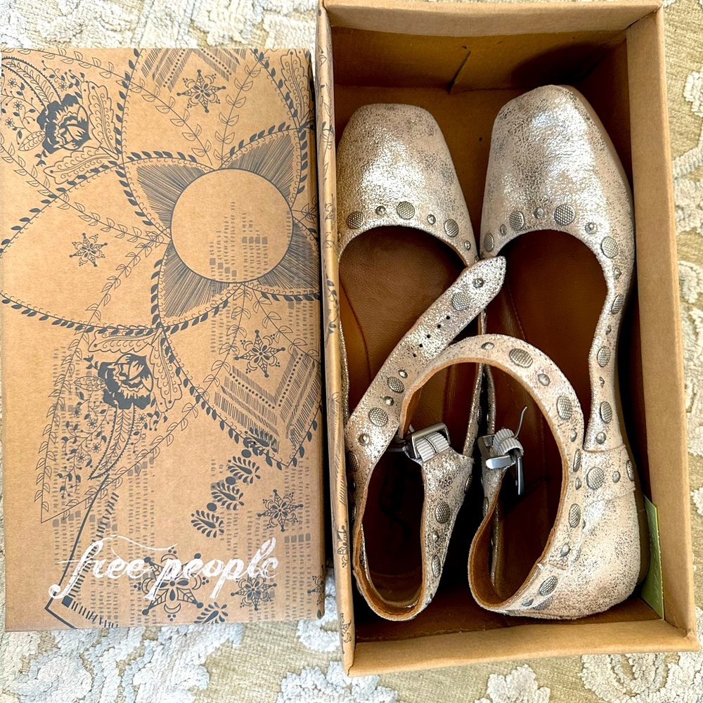 Free People mystic Mary Jane flats in Champagne size 6.5